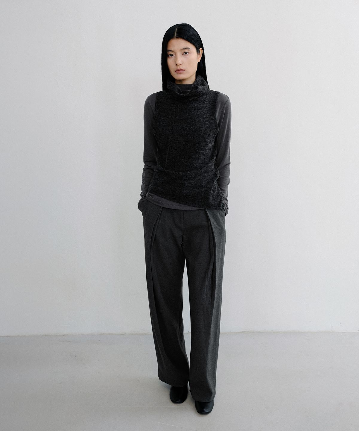 로우타이드(LOW TIDE) RELAXED DOUBLE TUCK WIDE PANTS [CHARCOAL]