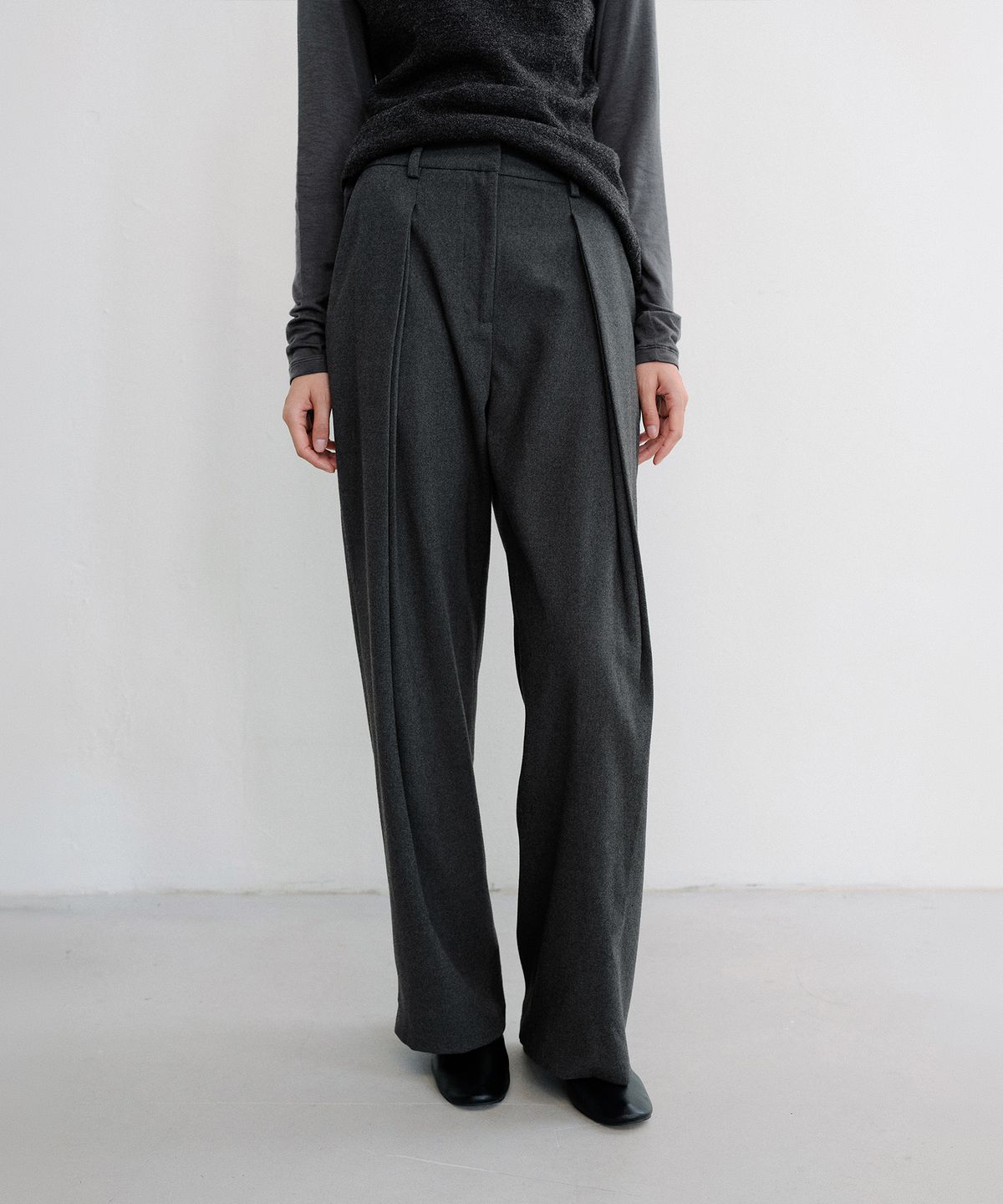로우타이드(LOW TIDE) RELAXED DOUBLE TUCK WIDE PANTS [CHARCOAL]