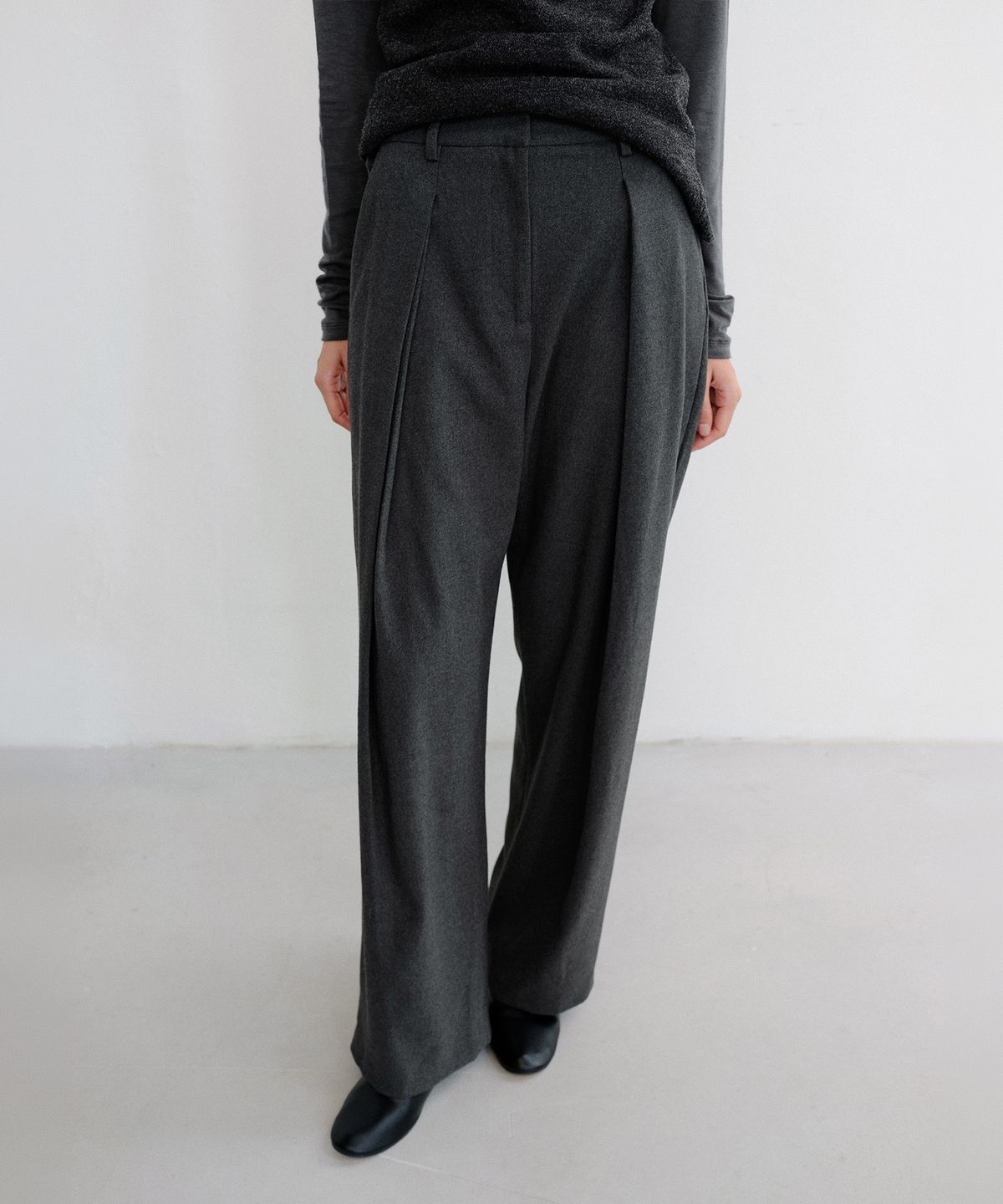 로우타이드(LOW TIDE) RELAXED DOUBLE TUCK WIDE PANTS [CHARCOAL]