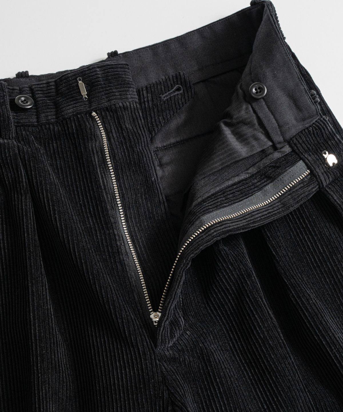 비헤비어(BEHEAVYER) WASHED CORDUROY OFFICER TROUSERS black