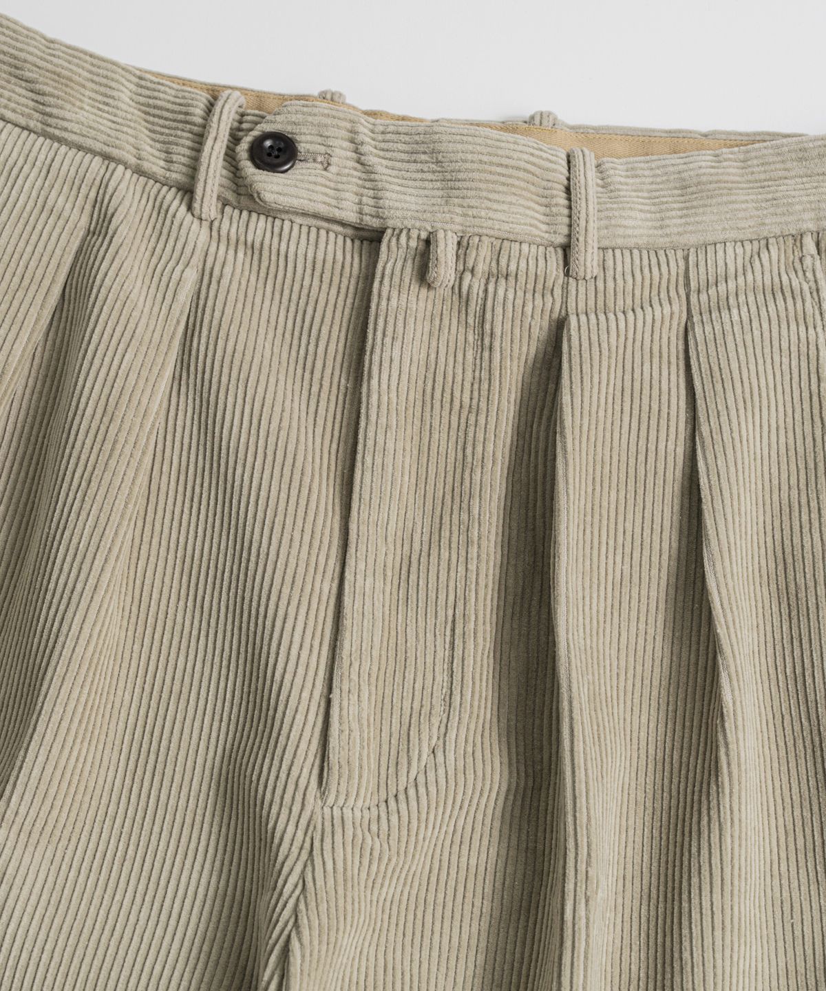 비헤비어(BEHEAVYER) WASHED CORDUROY OFFICER TROUSERS almond