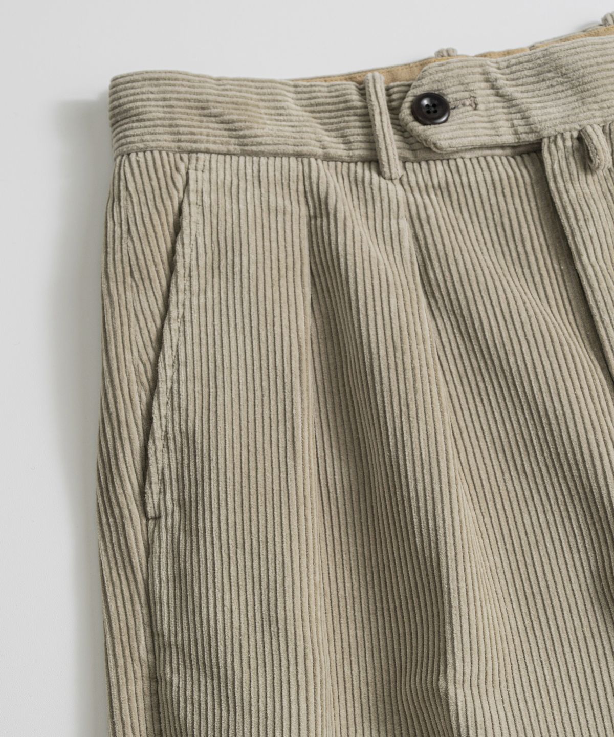 비헤비어(BEHEAVYER) WASHED CORDUROY OFFICER TROUSERS almond
