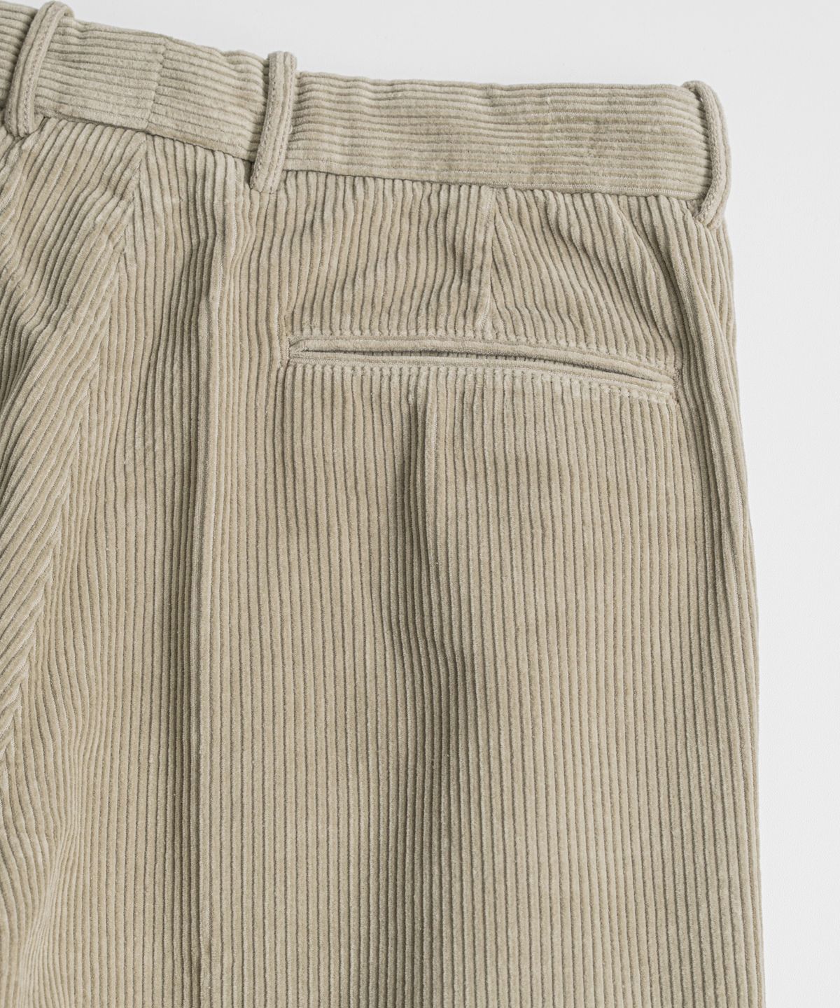 비헤비어(BEHEAVYER) WASHED CORDUROY OFFICER TROUSERS almond