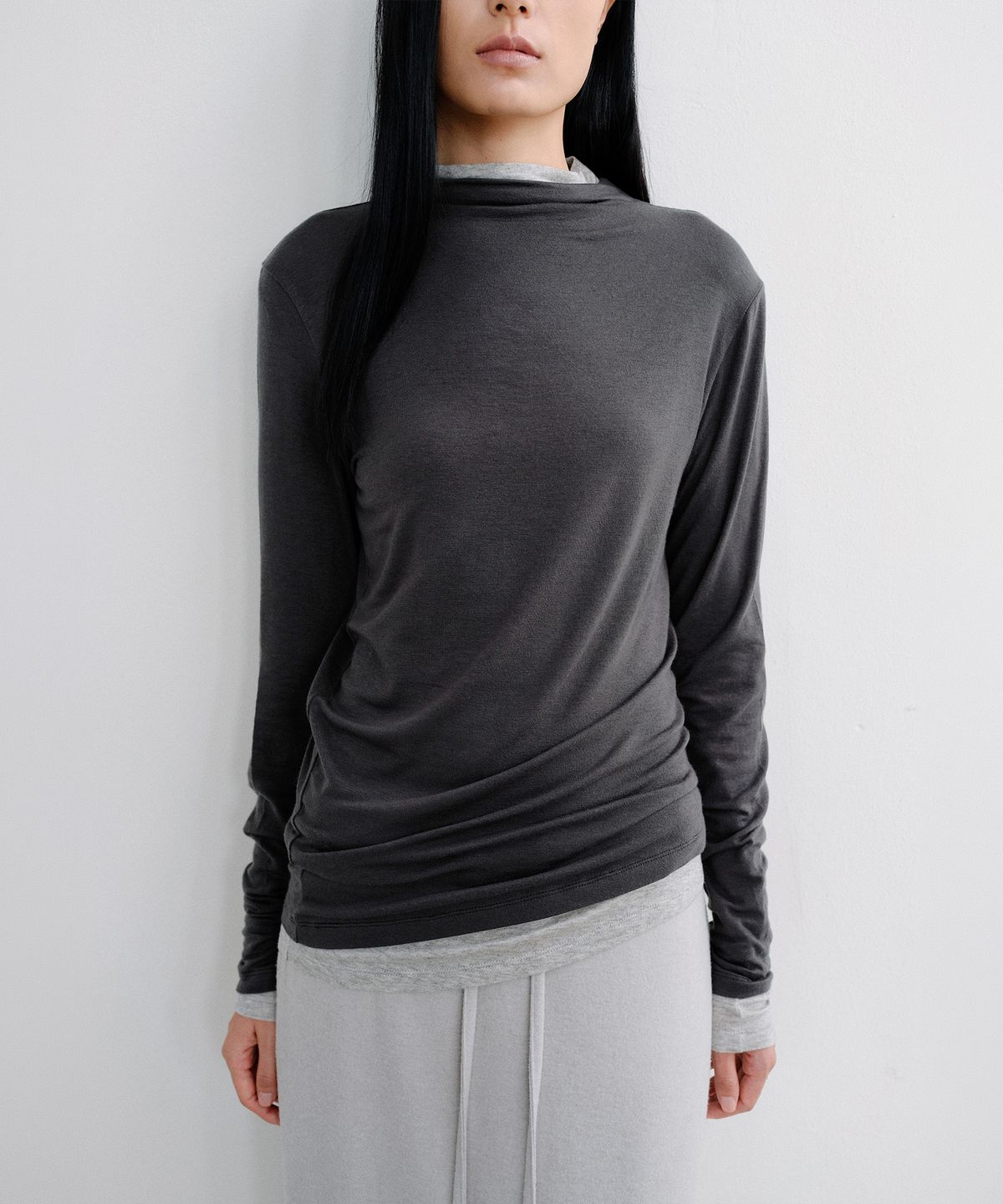 로우타이드(LOW TIDE) WOOL MOCK NECK CURVED T-SHIRT [CHARCOAL]