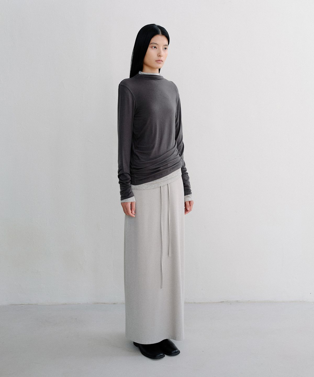 로우타이드(LOW TIDE) WOOL MOCK NECK CURVED T-SHIRT [CHARCOAL]