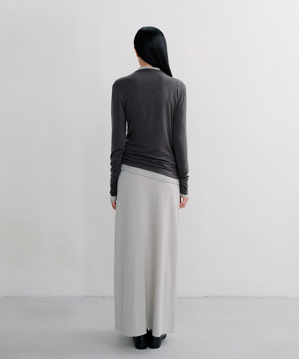 로우타이드(LOW TIDE) WOOL MOCK NECK CURVED T-SHIRT [CHARCOAL]