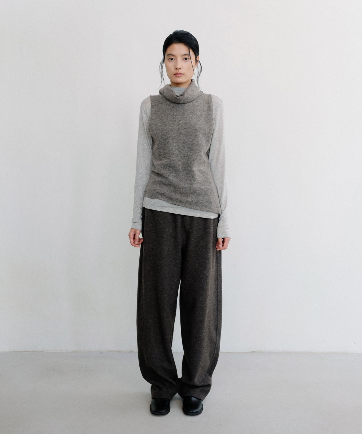 로우타이드(LOW TIDE) DRAPE COWL KNIT VEST [MOCHA]