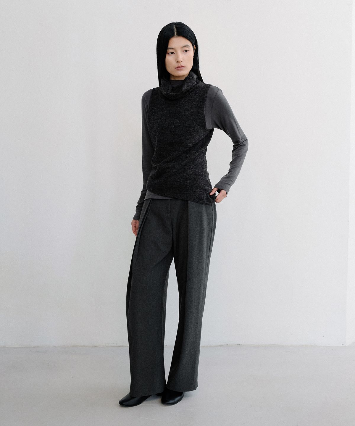 로우타이드(LOW TIDE) DRAPE COWL KNIT VEST [CHARCOAL]