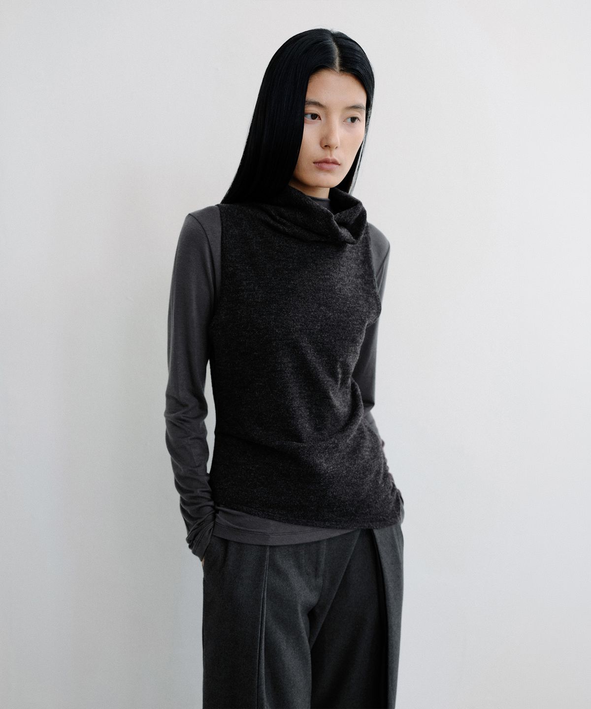 로우타이드(LOW TIDE) DRAPE COWL KNIT VEST [CHARCOAL]