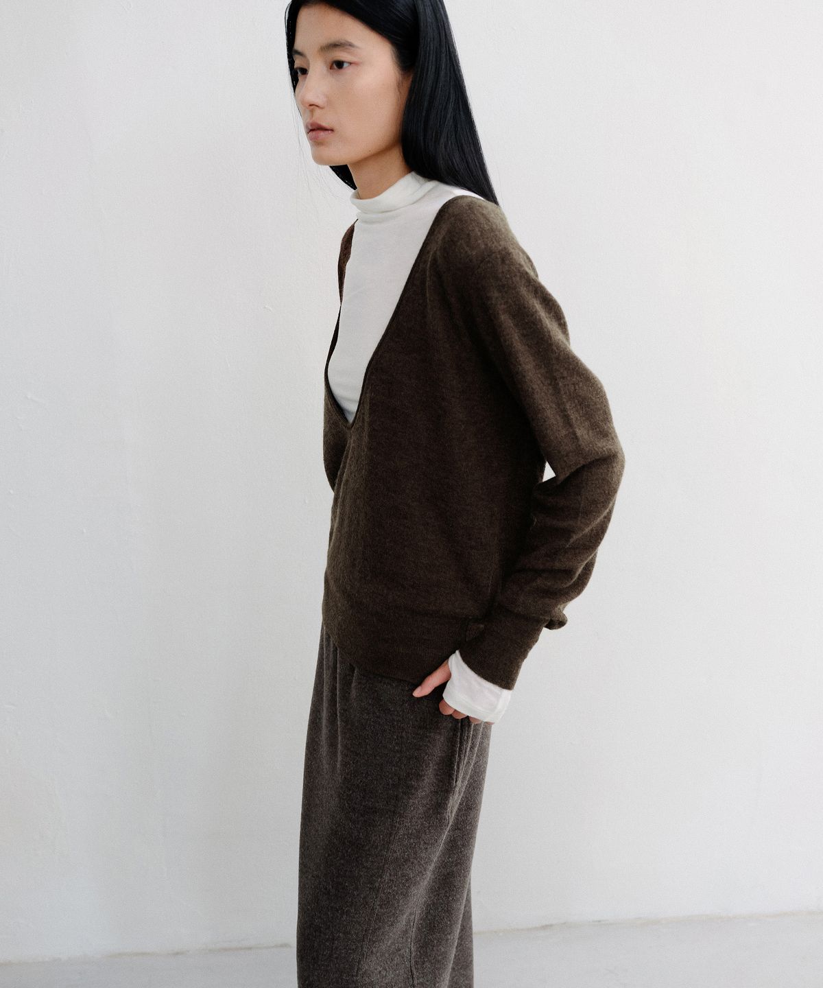 로우타이드(LOW TIDE) DEEP V NECK WARM KNIT PULLOVER [BROWN]