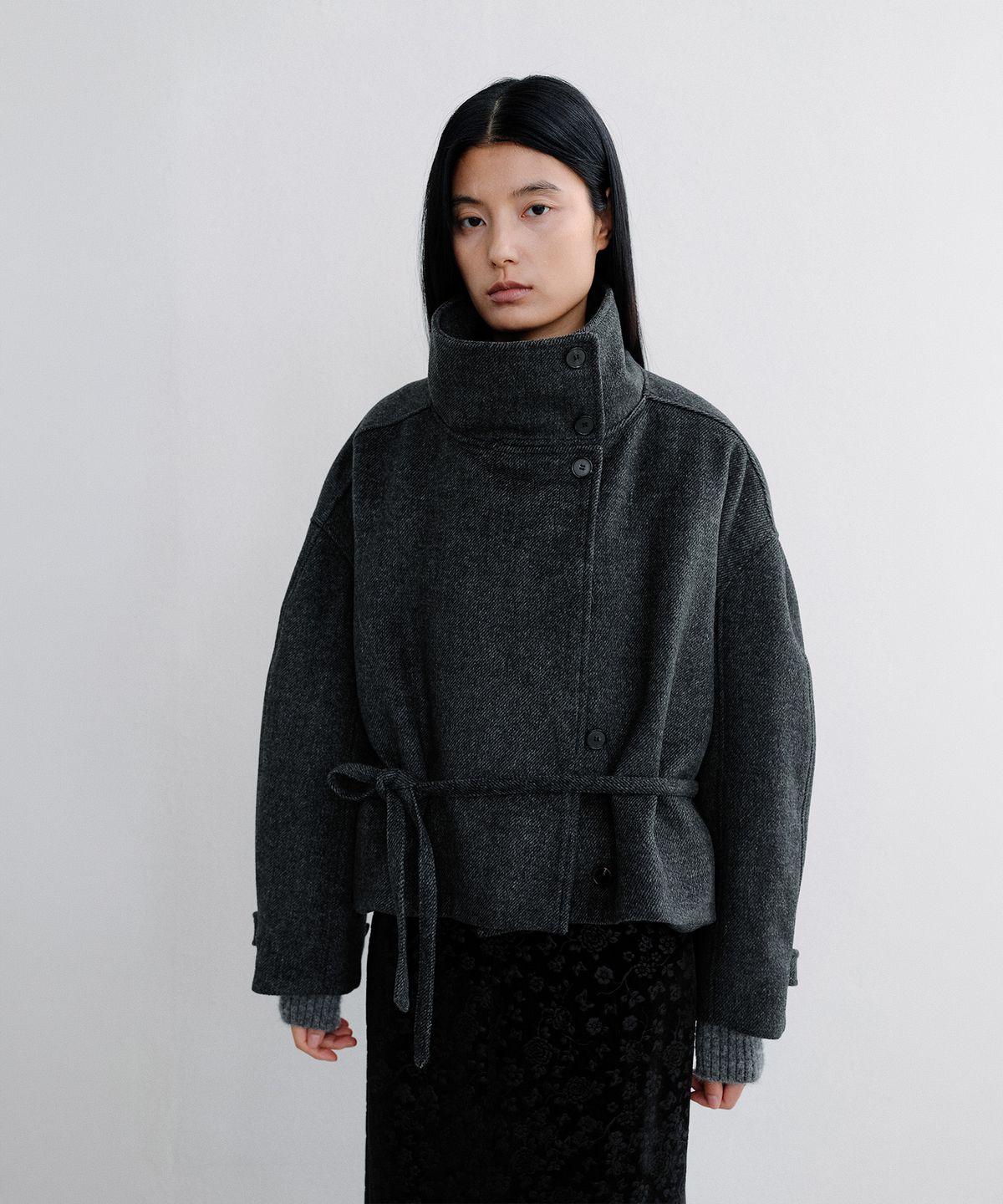로우타이드(LOW TIDE) HIGH NECK BELTED SHORT COAT [CHARCOAL]