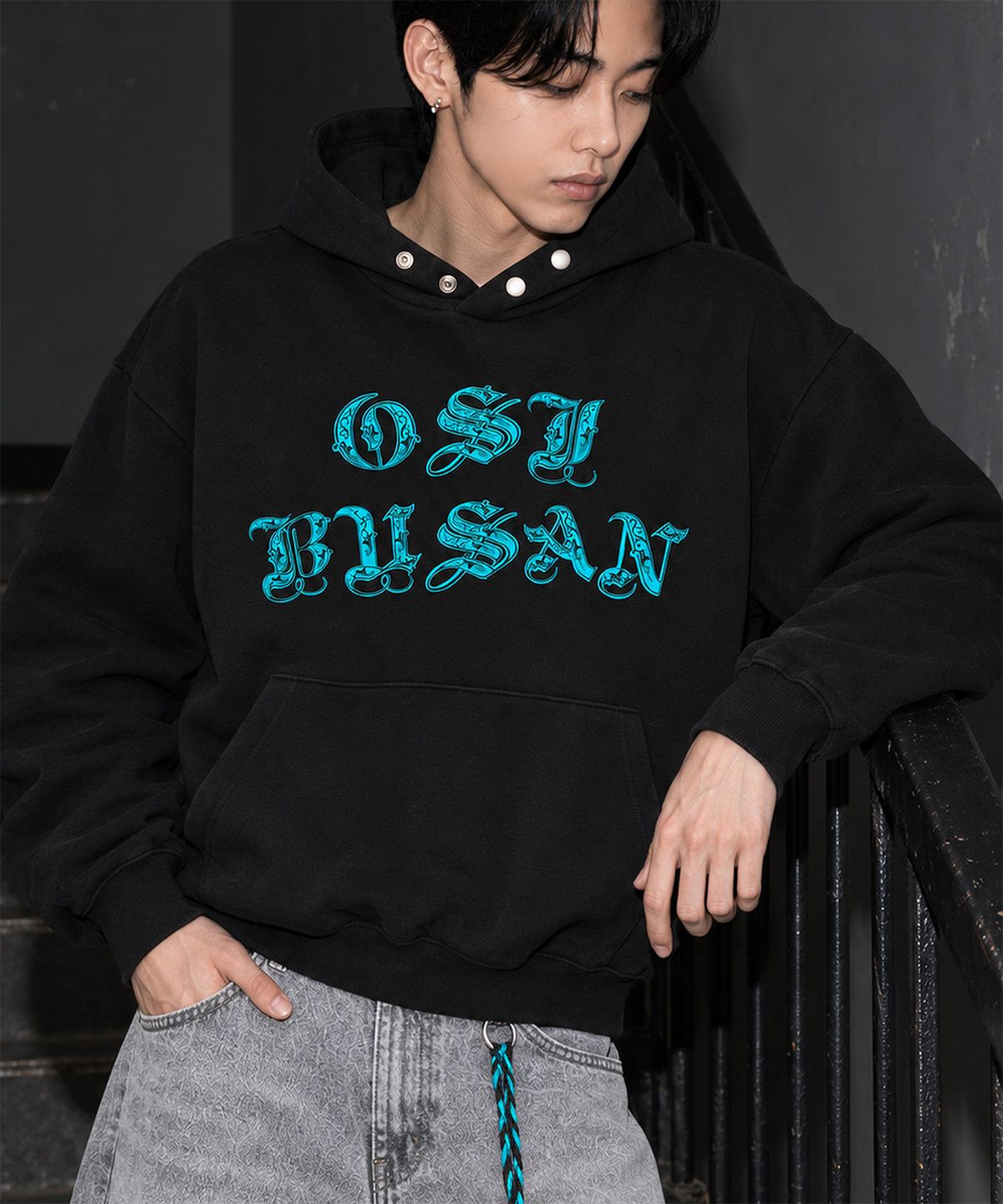 오에스아이(OSI) 오버핏 크롭 스냅 후드 OSI 부산 블랙아쿠아