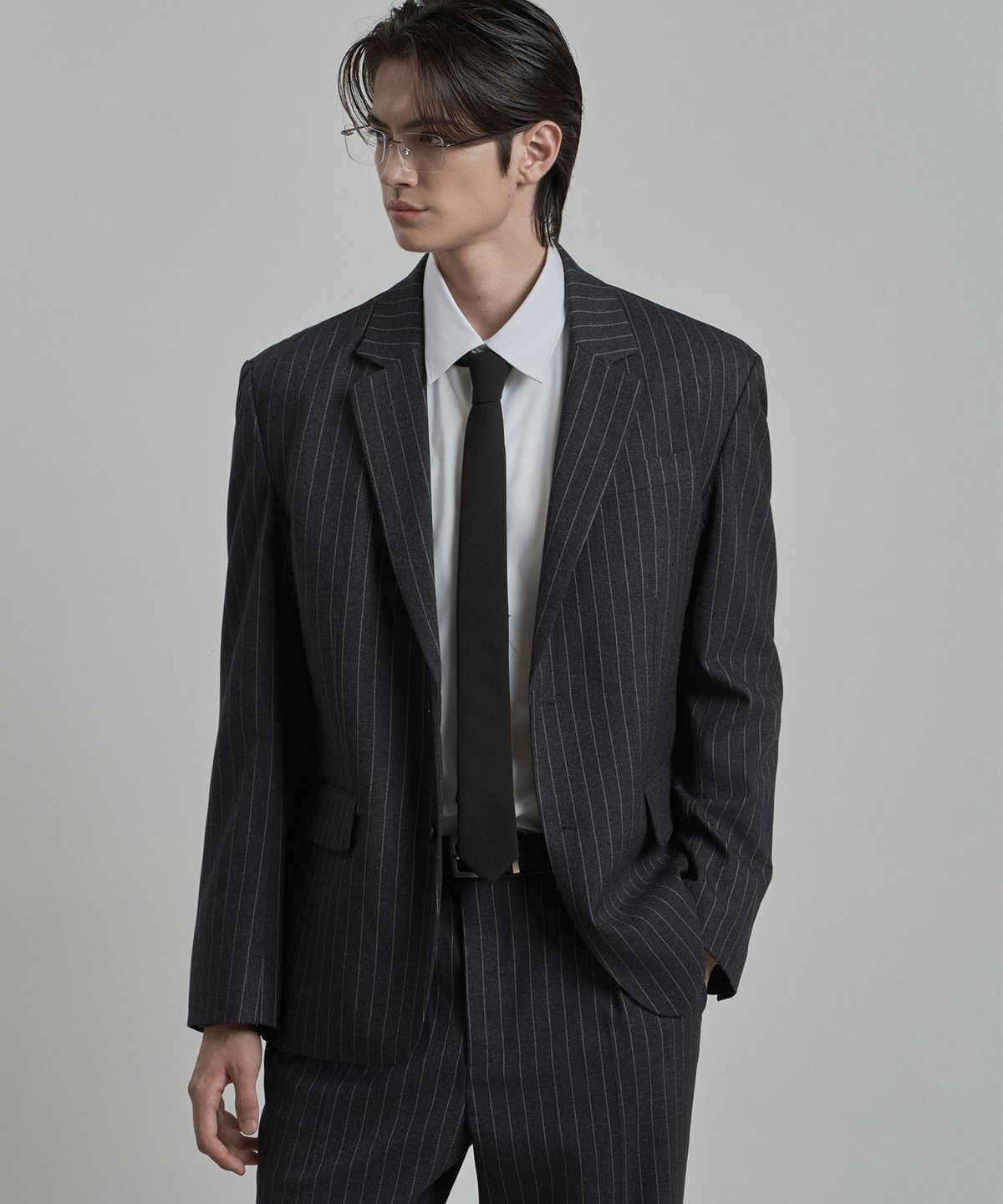 워크온바디오프(WORK ON BODY OFF) 시비코 세미 오버핏 스트라이프 싱글 셋업 수트 [블랙]