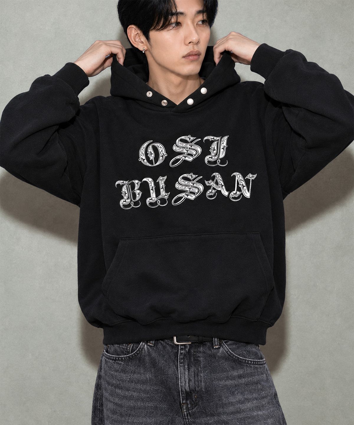 오에스아이(OSI) 오버핏 크롭 스냅 후드 OSI 부산 블랙화이트