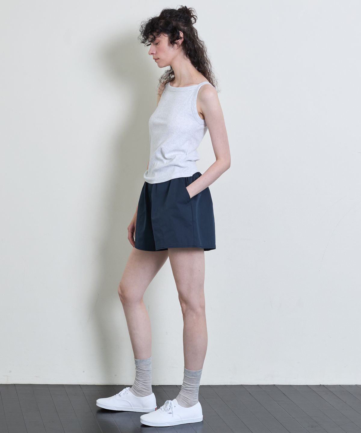 누베르(NUVERE) Tone Shorts Navy