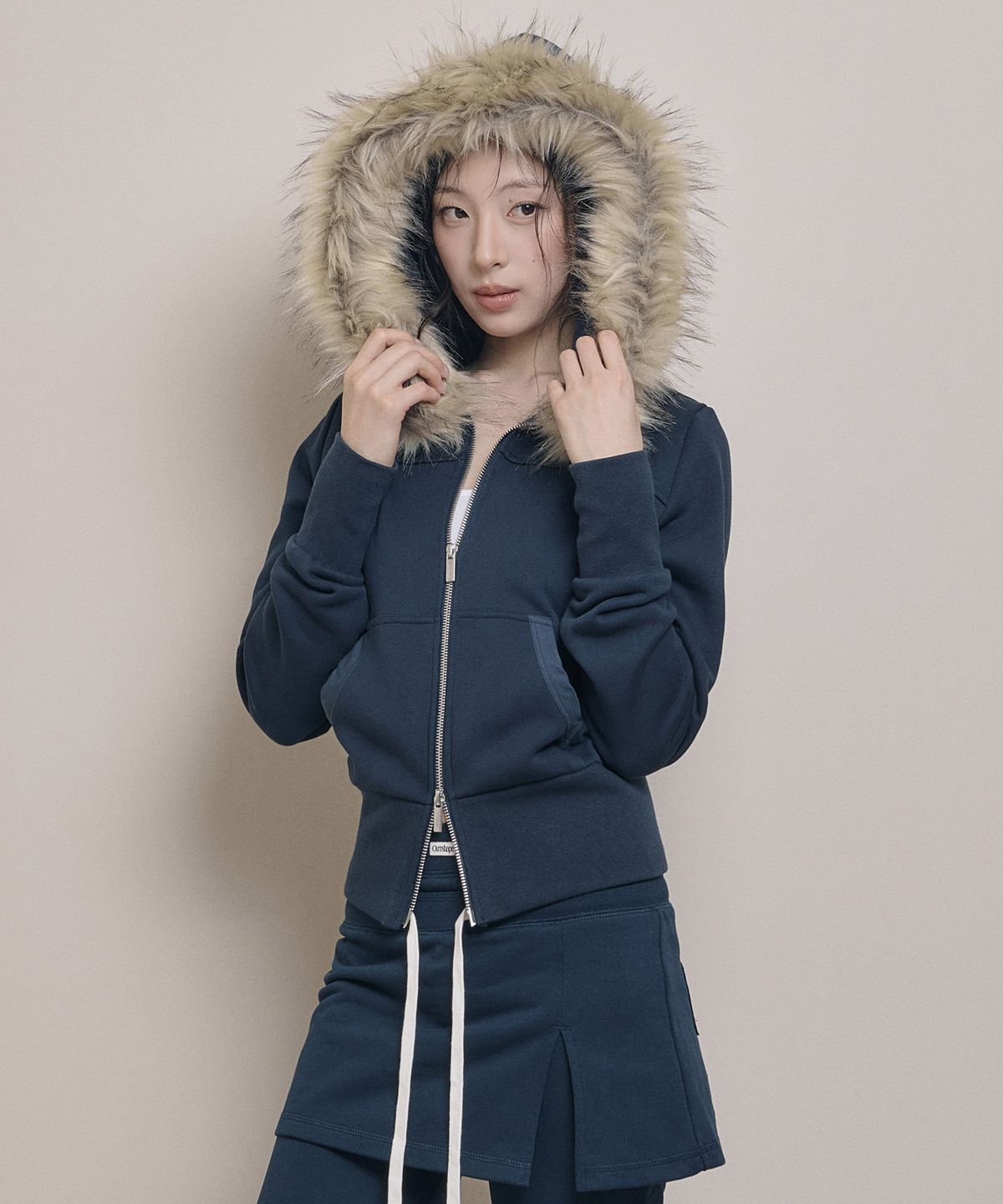 아워쉐입(OURRSHAPE) Detachable Fur Crop Zip Up Hoodie - Dark Navy