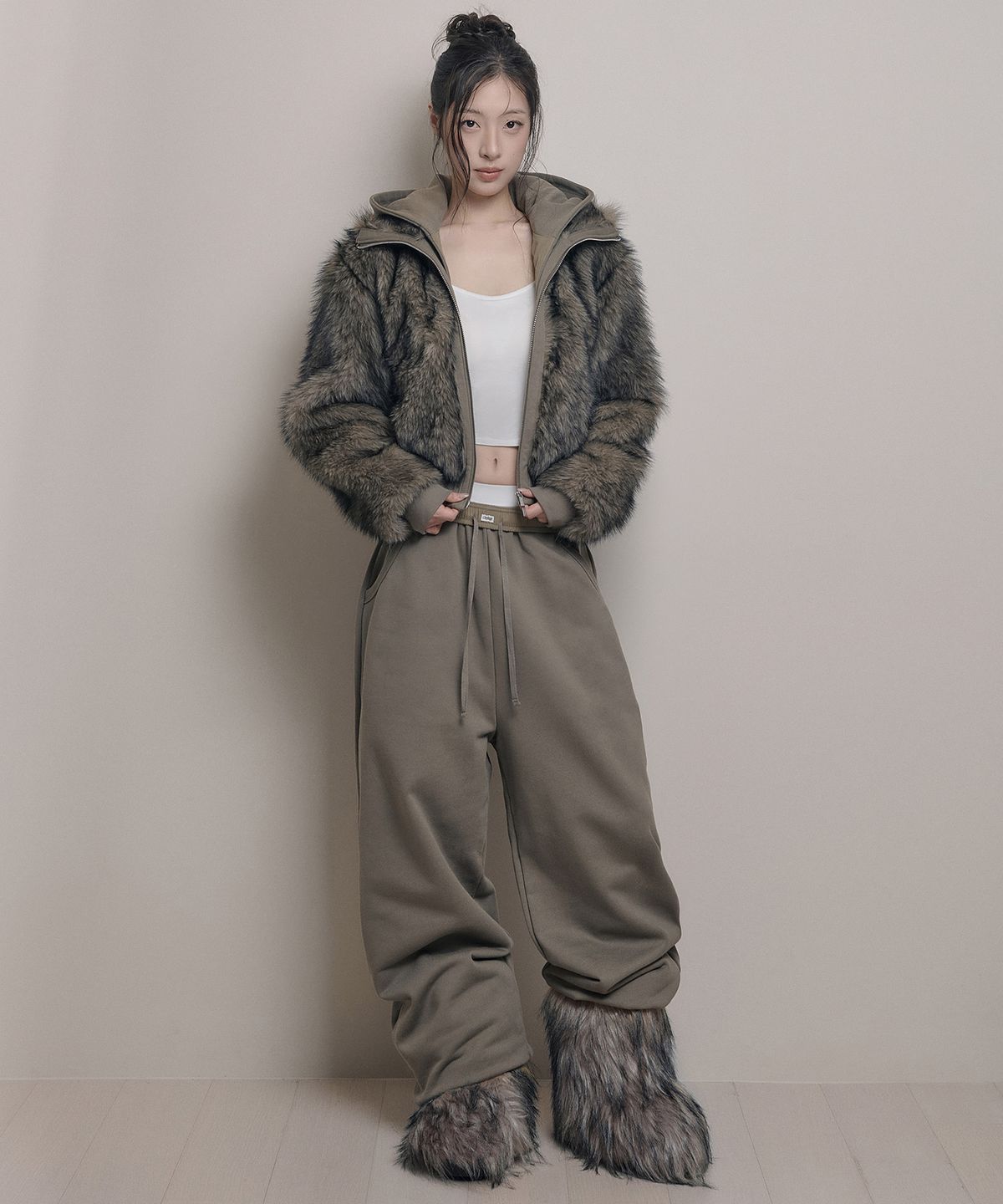 아워쉐입(OURRSHAPE) Detachable Hood Fur Jacket - Brown