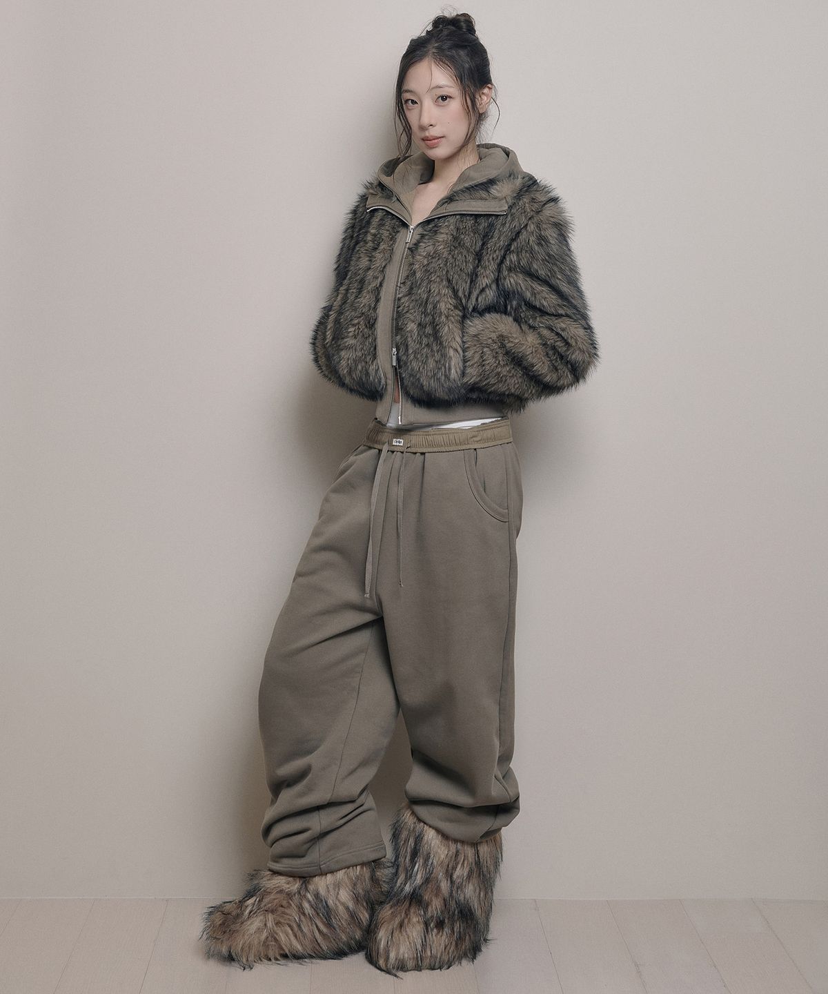 아워쉐입(OURRSHAPE) Detachable Hood Fur Jacket - Brown