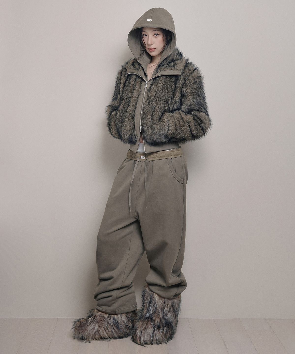 아워쉐입(OURRSHAPE) Detachable Hood Fur Jacket - Brown