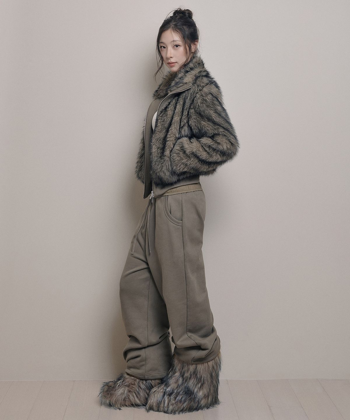 아워쉐입(OURRSHAPE) Detachable Hood Fur Jacket - Brown