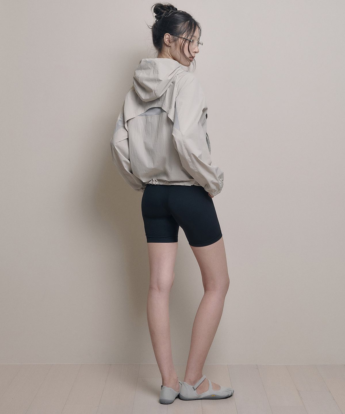 아워쉐입(OURRSHAPE) Aero Mesh Windshell - Warm Gray