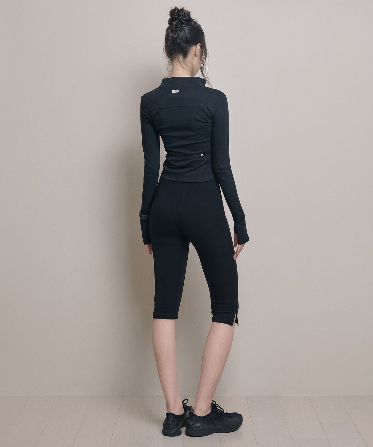 아워쉐입(OURRSHAPE) Relaxed Slim Zip-Up - Black