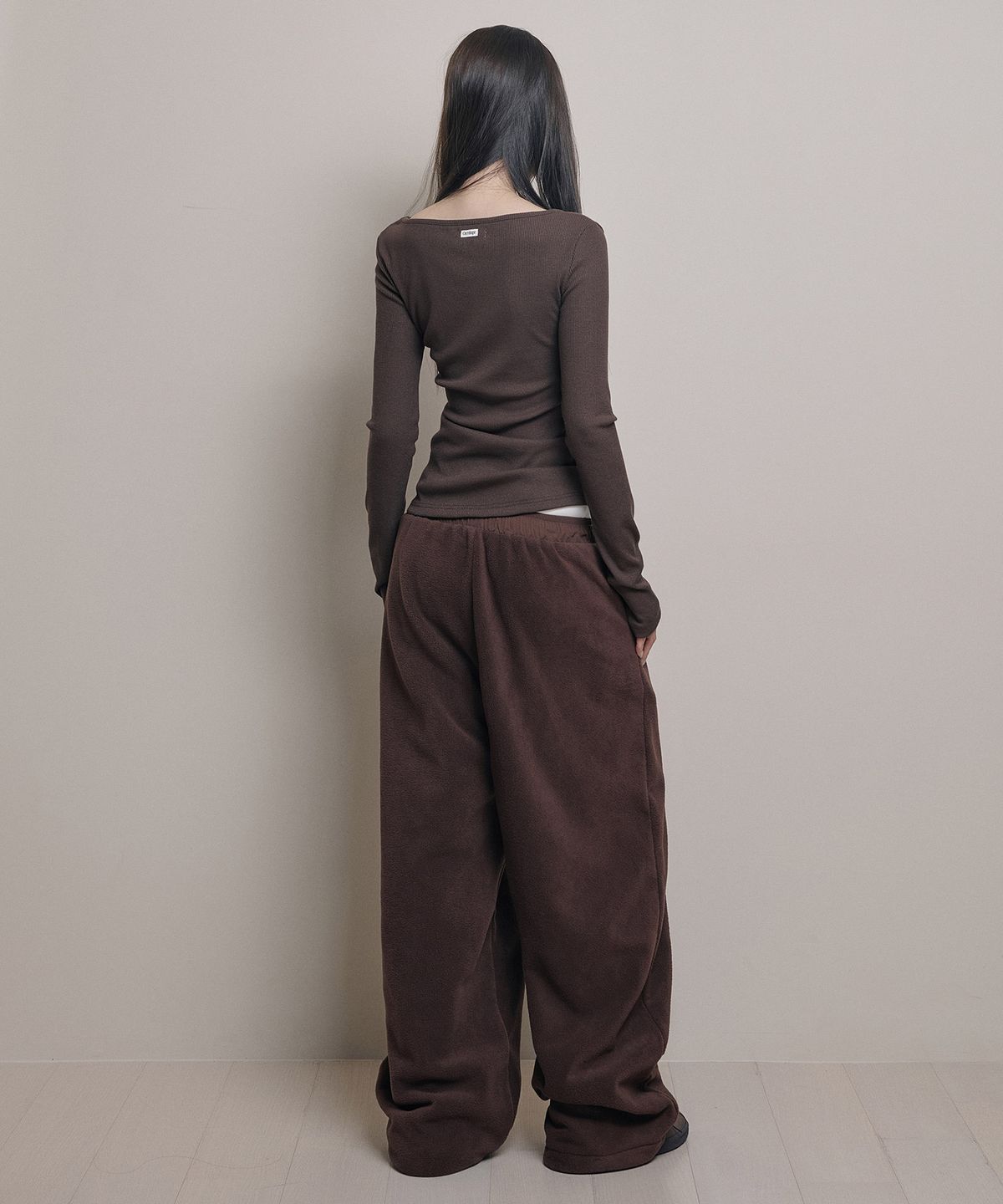 아워쉐입(OURRSHAPE) Slim Shape V Neck Longsleeve - Coffee Brown