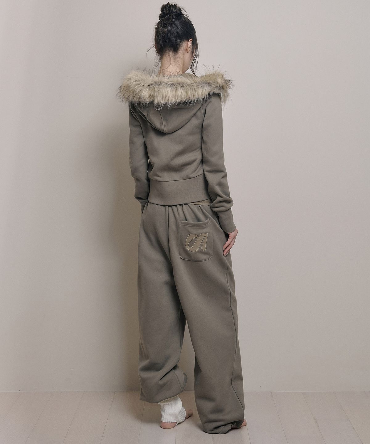 아워쉐입(OURRSHAPE) Woven Waist Sweat Pants - Khaki Brown