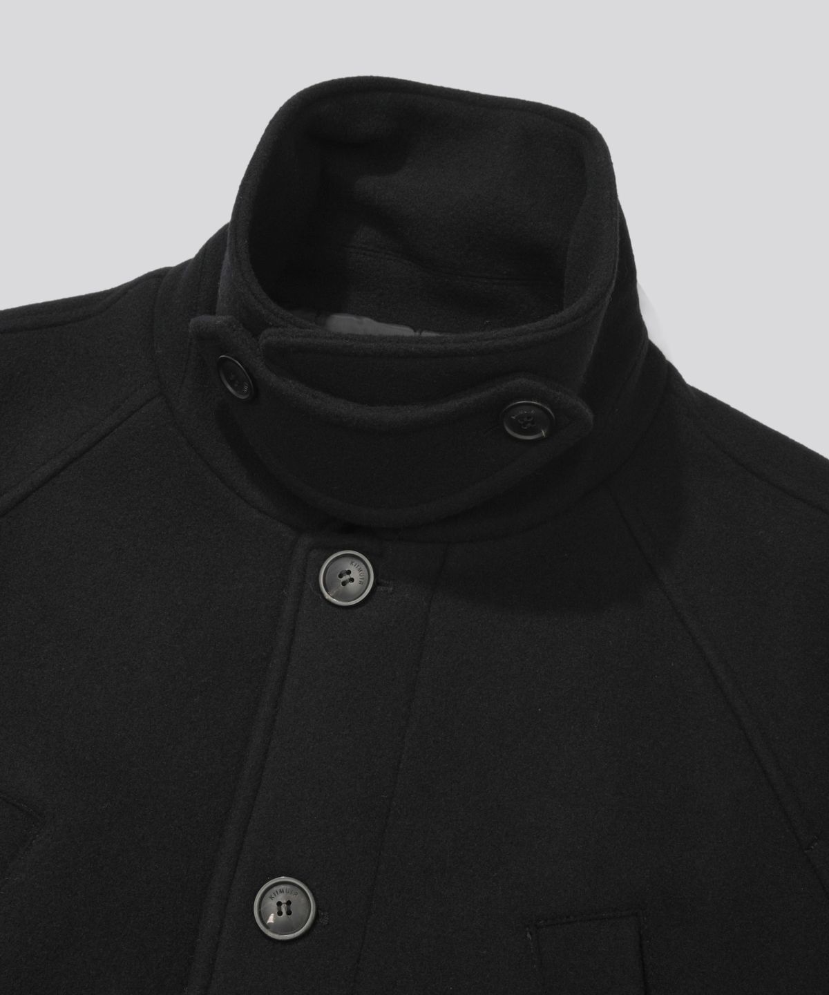 키뮤어(KIIMUIR) [Drape Wool] 캐시미어블렌드 세미오버핏 포켓 발마칸 코트_블랙