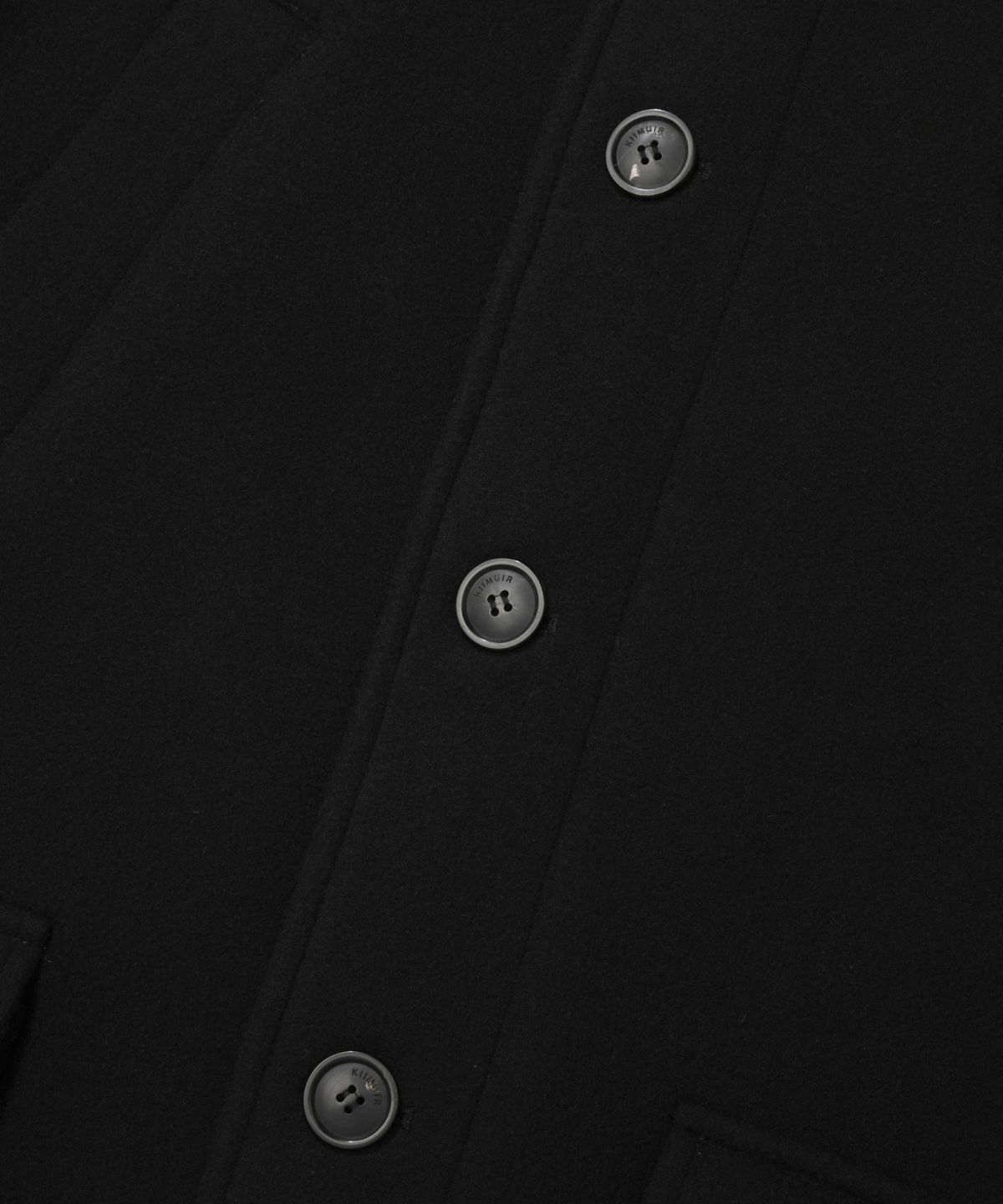 키뮤어(KIIMUIR) [Drape Wool] 캐시미어블렌드 세미오버핏 포켓 발마칸 코트_블랙