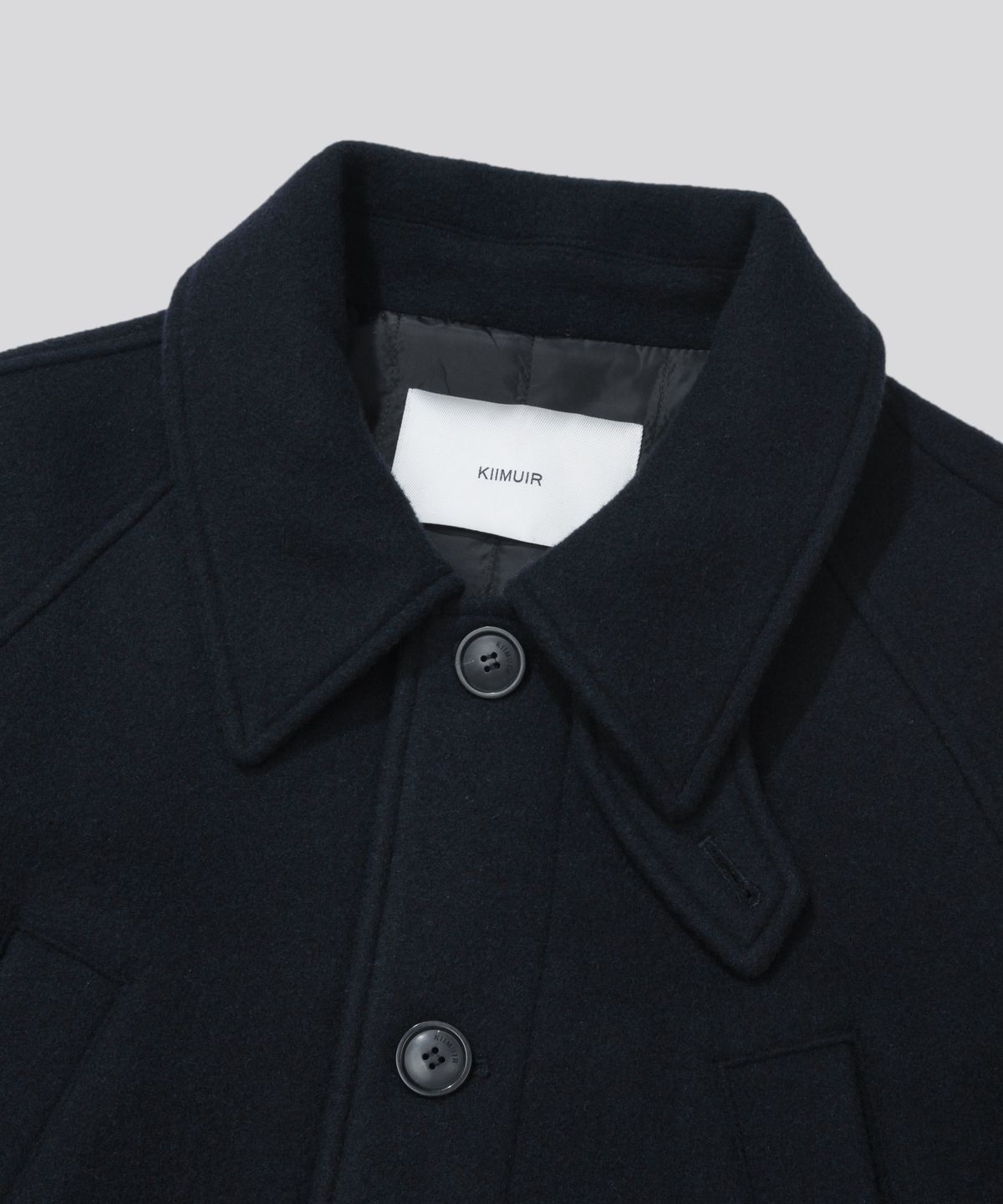 키뮤어(KIIMUIR) [Drape Wool] 캐시미어블렌드 세미오버핏 포켓 발마칸 코트_네이비