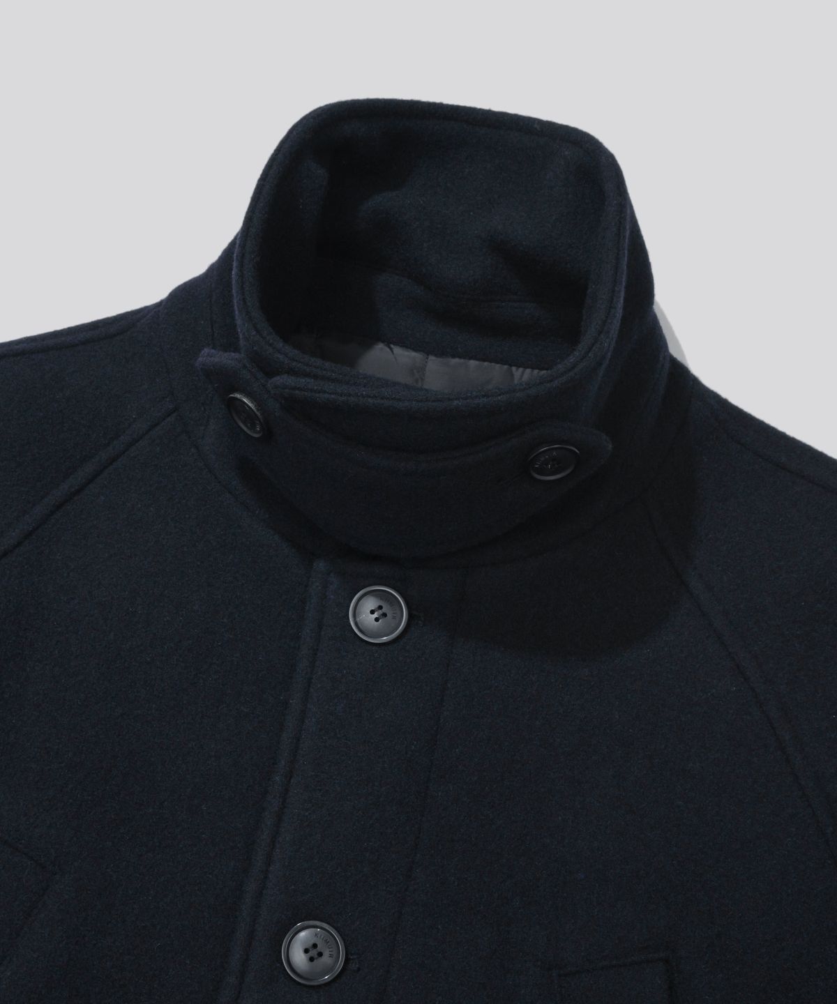 키뮤어(KIIMUIR) [Drape Wool] 캐시미어블렌드 세미오버핏 포켓 발마칸 코트_네이비