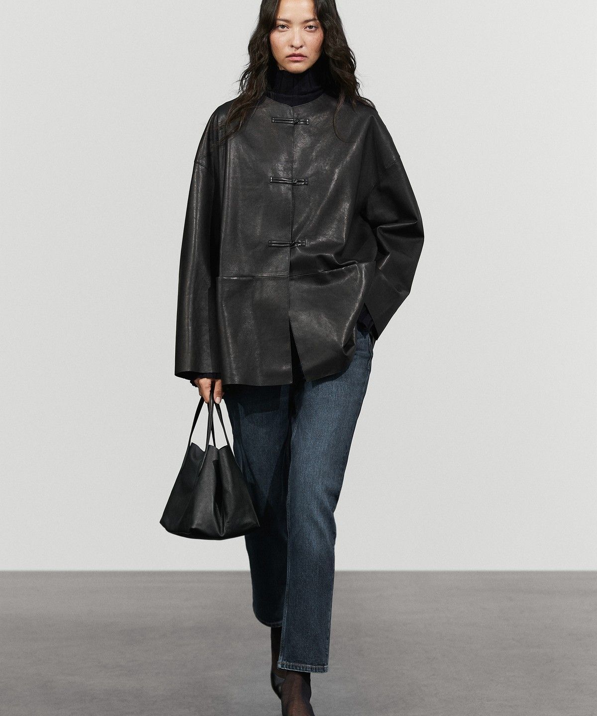 마시모두띠(MASSIMO DUTTI) 토글 디테일 가죽 재킷