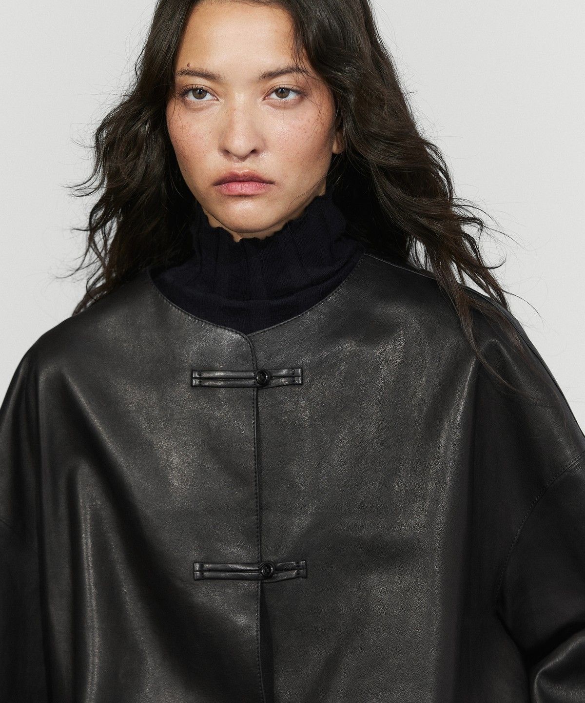 마시모두띠(MASSIMO DUTTI) 토글 디테일 가죽 재킷