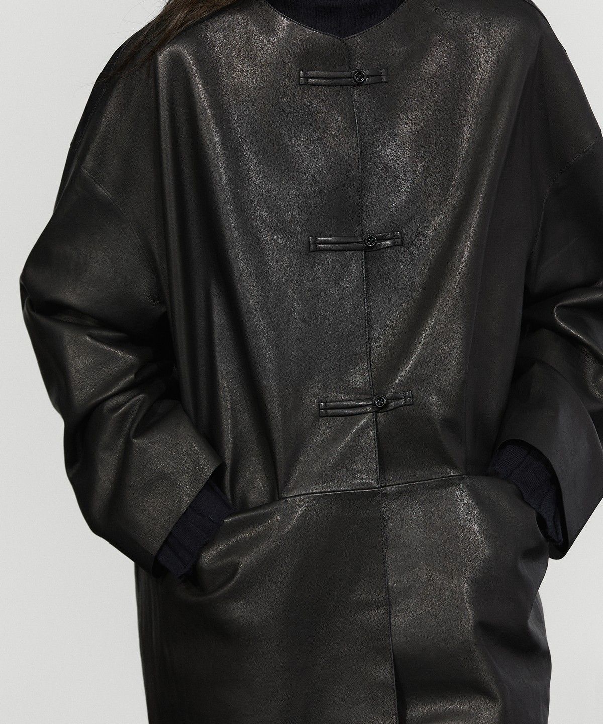 마시모두띠(MASSIMO DUTTI) 토글 디테일 가죽 재킷