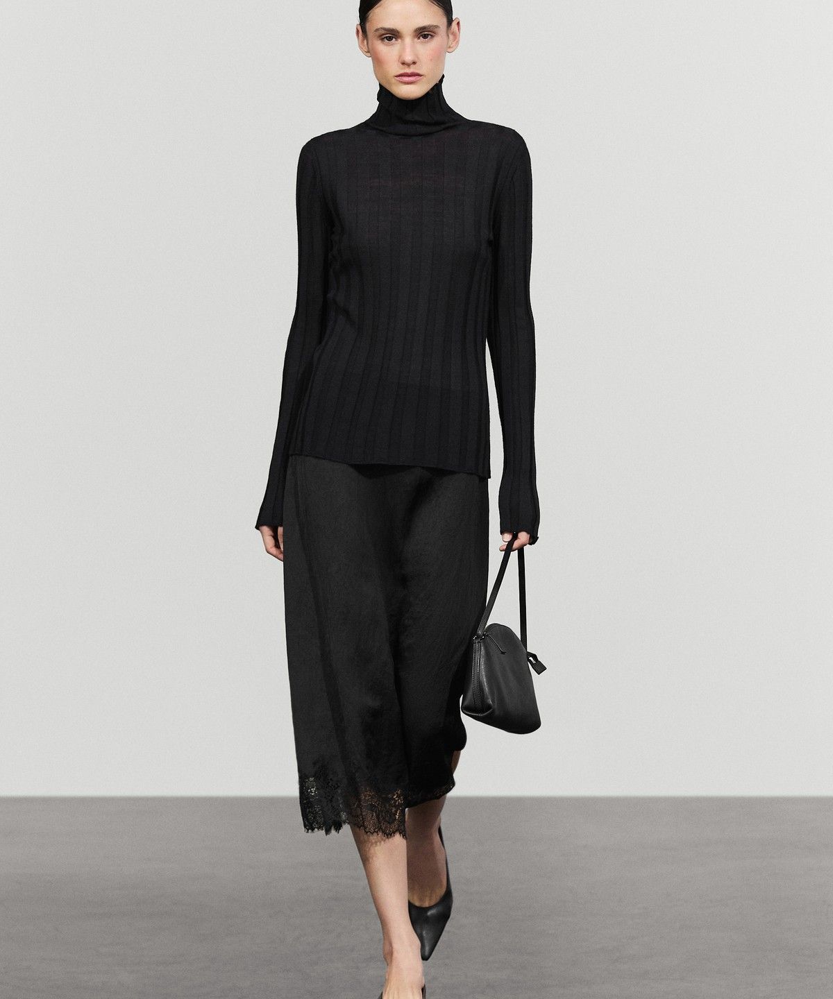 마시모두띠(MASSIMO DUTTI) 플루이드 미디 스커트에 레이스 디테일