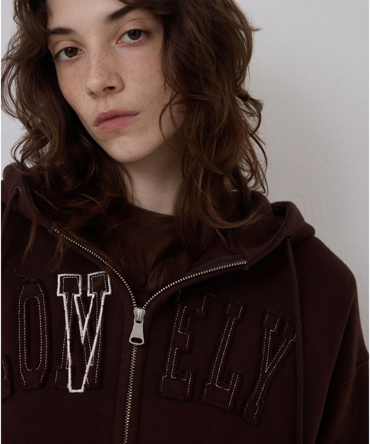 노앙(NOHANT) LONELY/LOVELY CROP HOODIE ZIP-UP BROWN