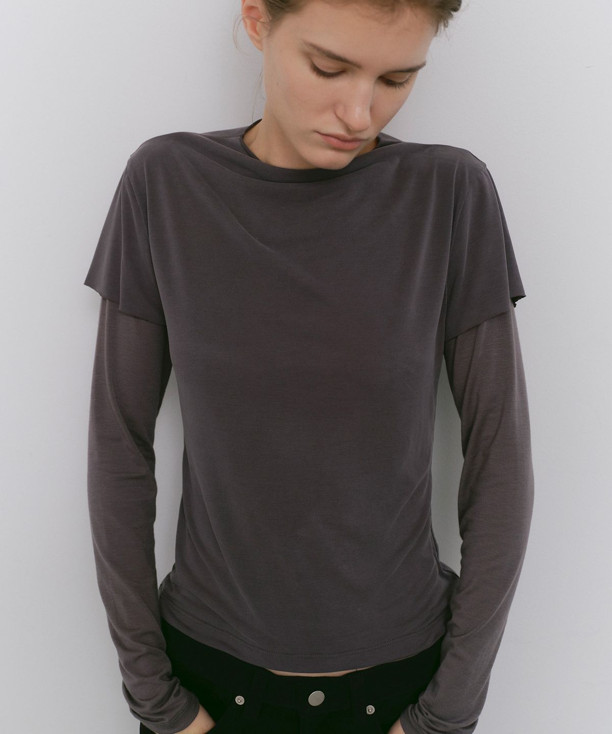 카셀(CACELE) [9/28 예약배송] [2nd REORDER] MOCK NECK LAYERED T-SHIRT, CHARCOAL