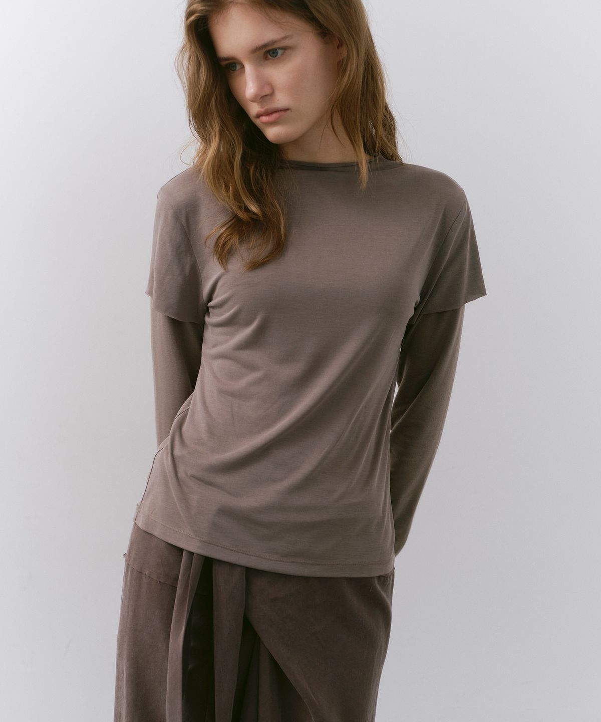 카셀(CACELE) MOCK NECK LAYERED T-SHIRT, TAUPE
