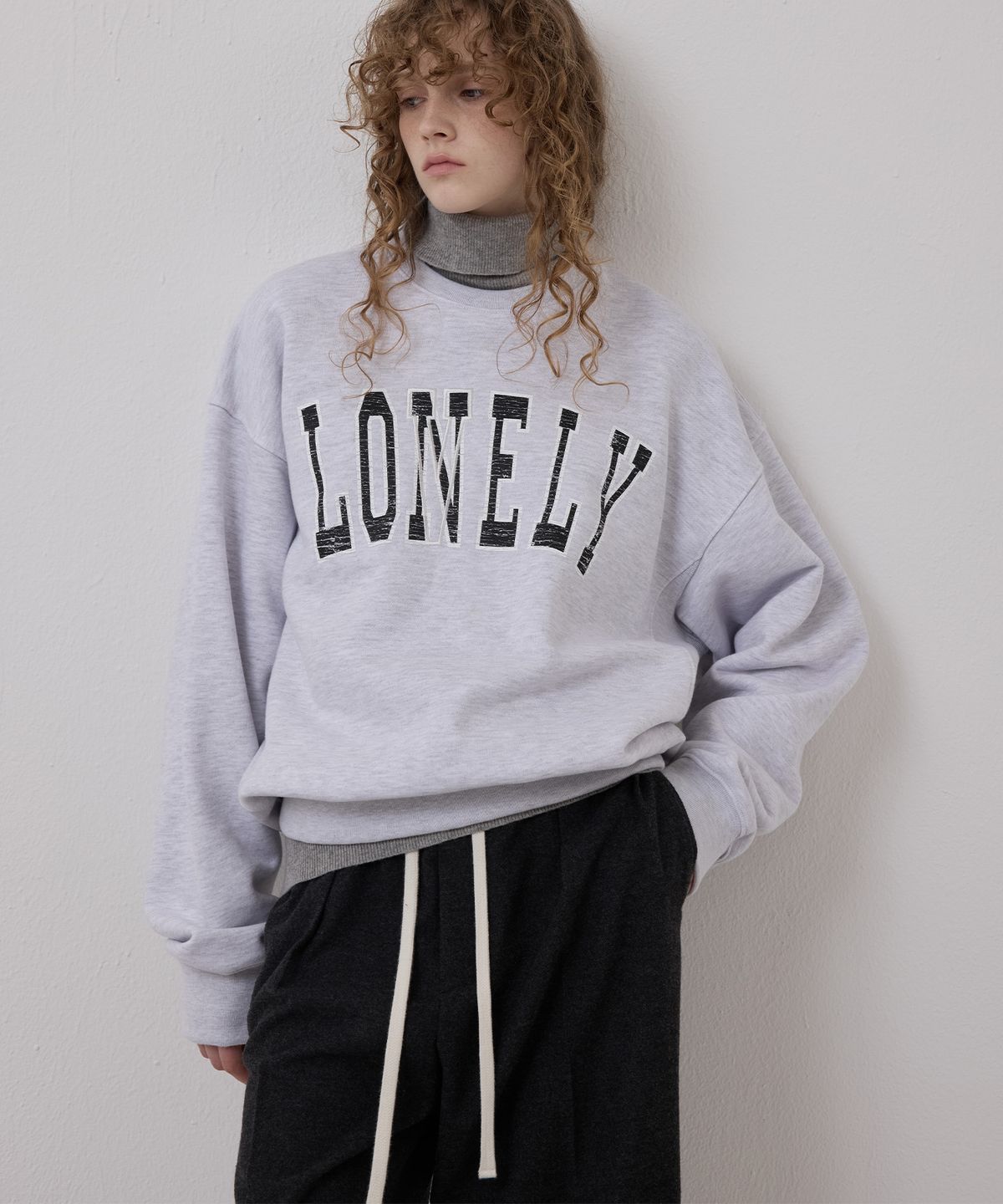 노앙(NOHANT) [기모] LONELY/LOVELY CRACK SWEATSHIRT ASH GRAY