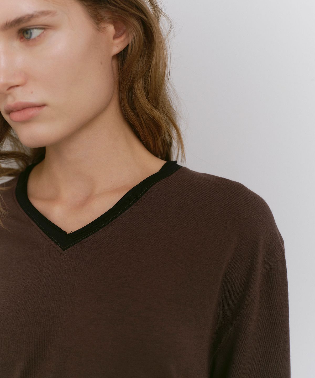 카셀(CACELE) V-NECK LONG SLEEVE T-SHIRT, BROWN
