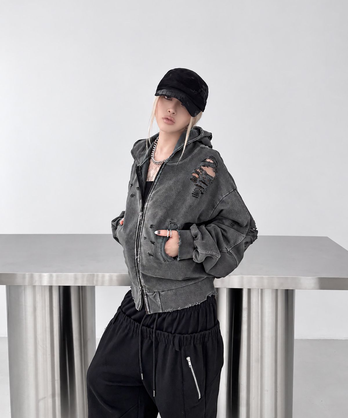 로어링라드(ROARINGRAD) W.데미지 크롭 후드 집업 블랙