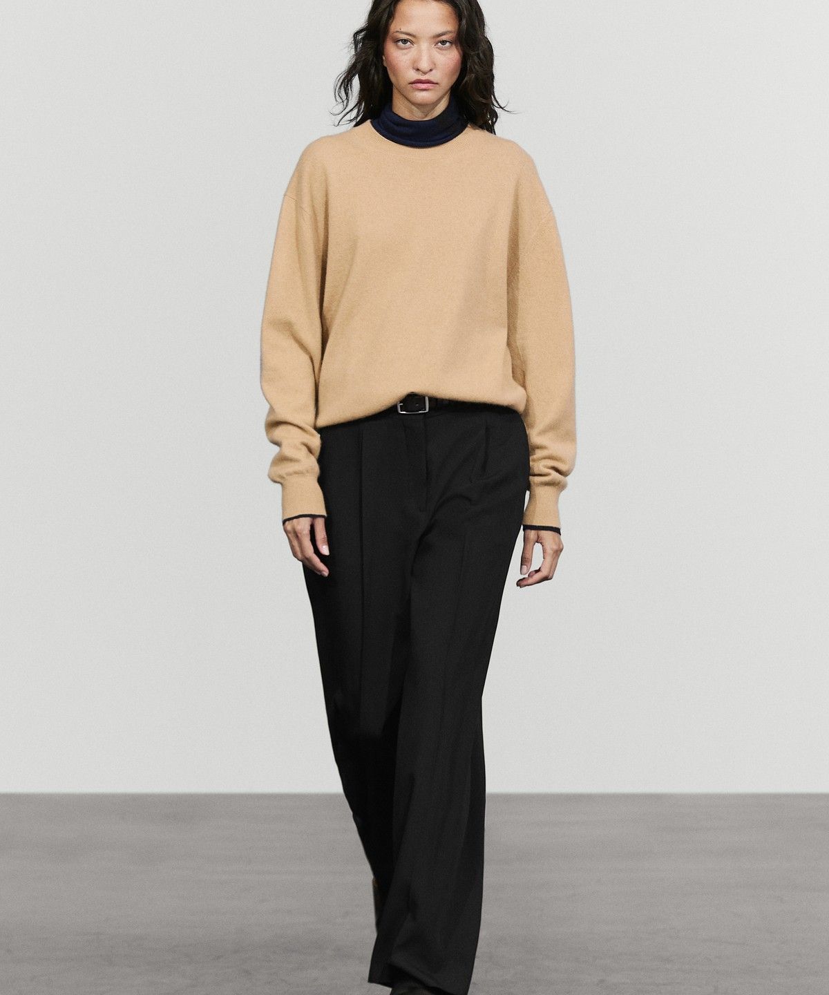 마시모두띠(MASSIMO DUTTI) 플루이드 플리츠 팬츠