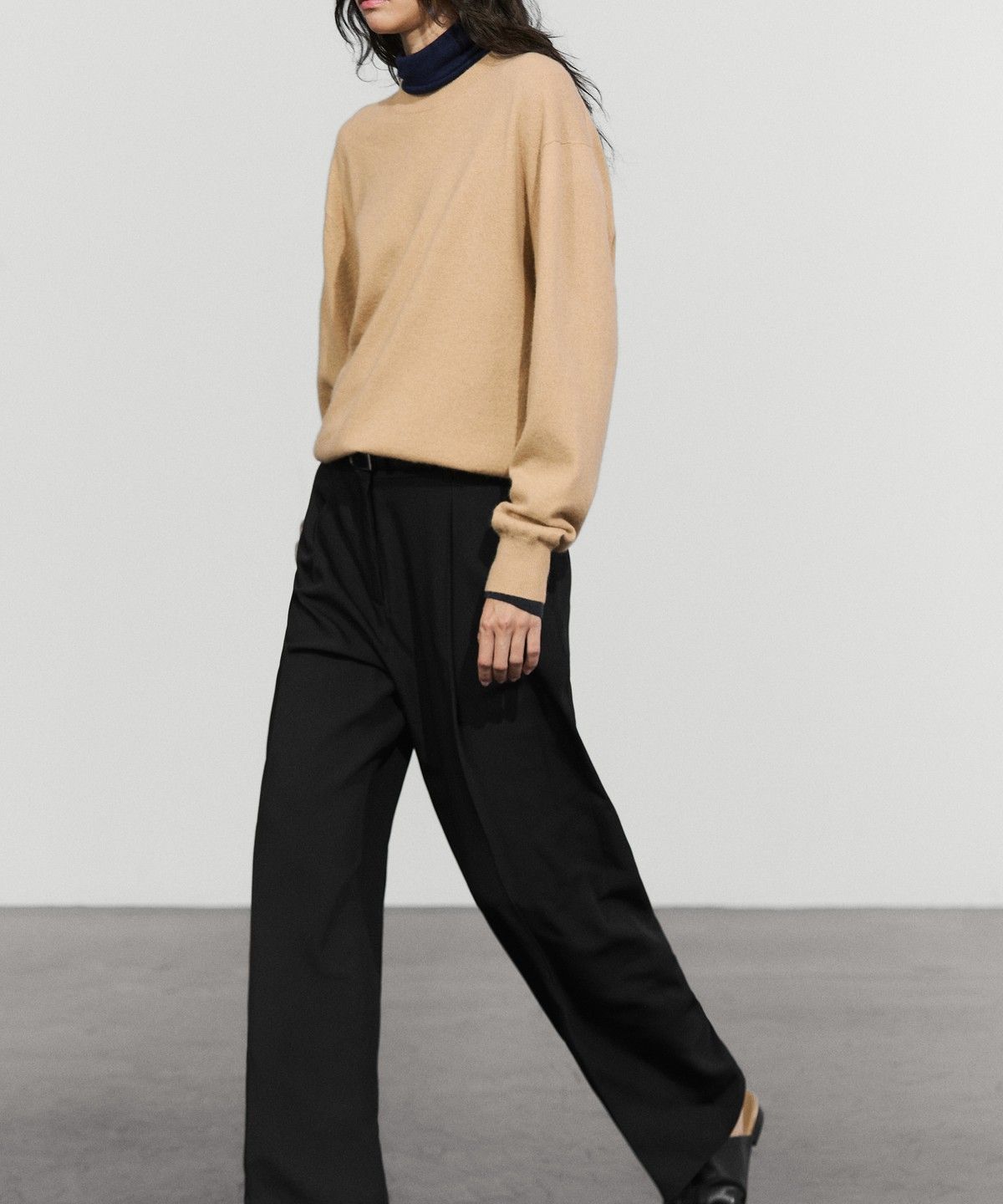 마시모두띠(MASSIMO DUTTI) 플루이드 플리츠 팬츠