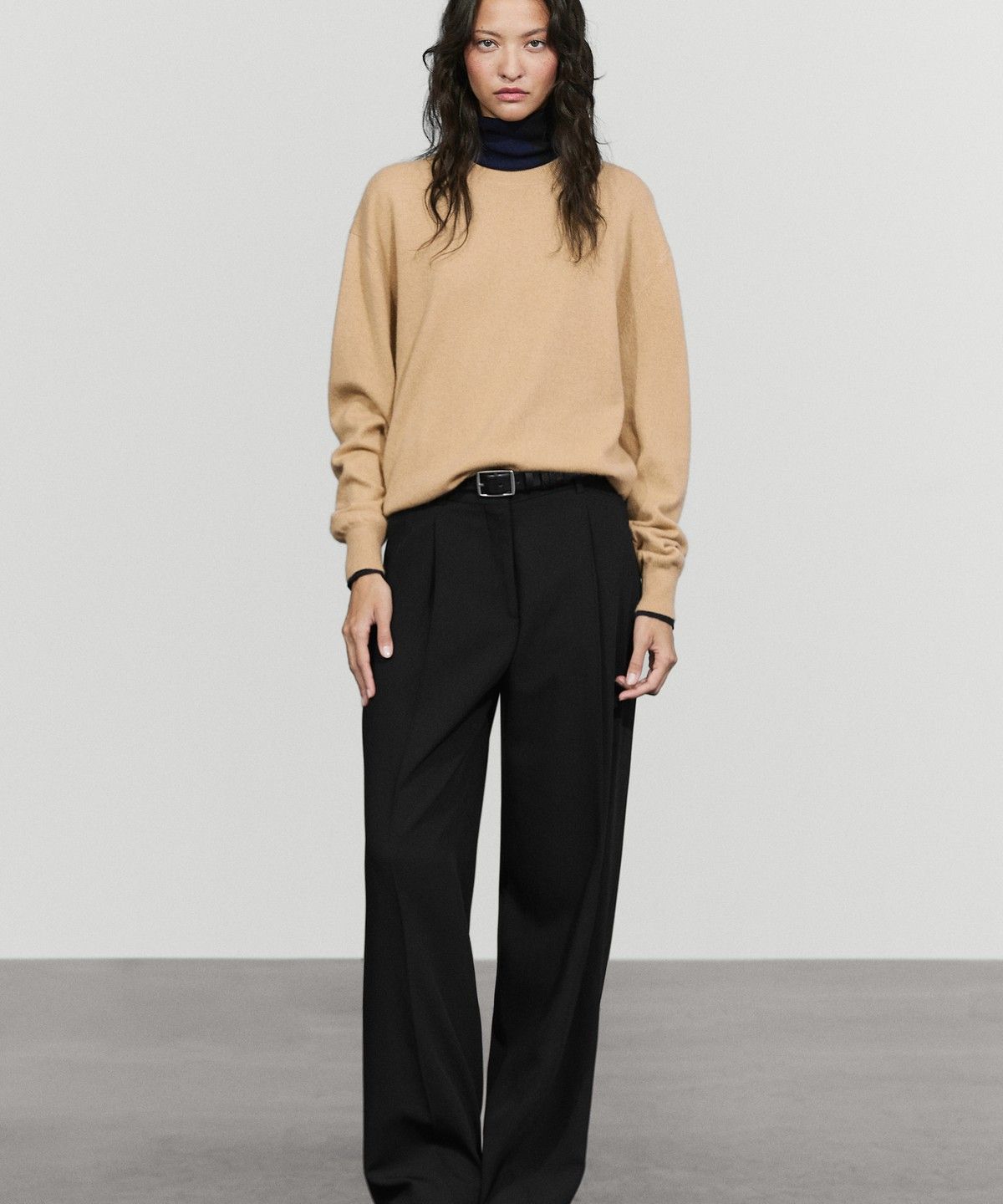 마시모두띠(MASSIMO DUTTI) 플루이드 플리츠 팬츠
