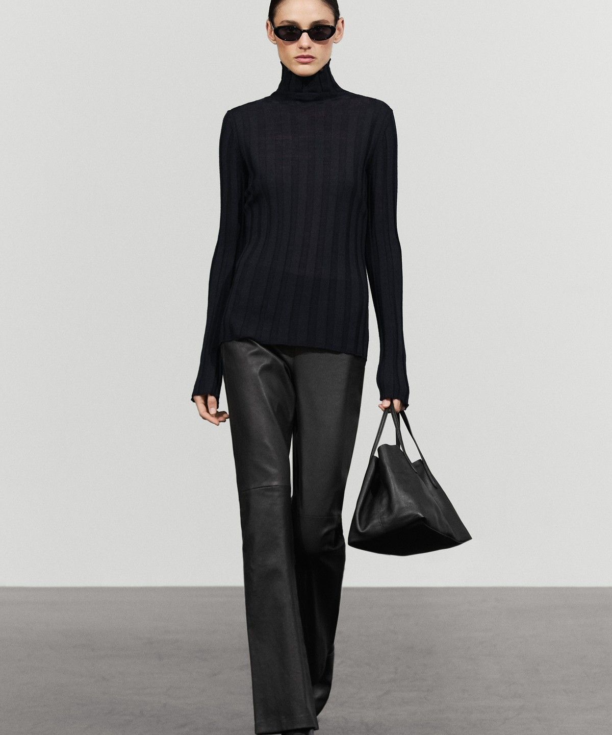 마시모두띠(MASSIMO DUTTI) 나파 가죽 플레어 레깅스 팬츠