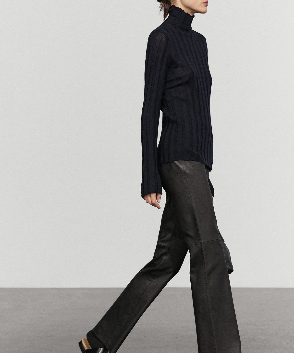 마시모두띠(MASSIMO DUTTI) 나파 가죽 플레어 레깅스 팬츠