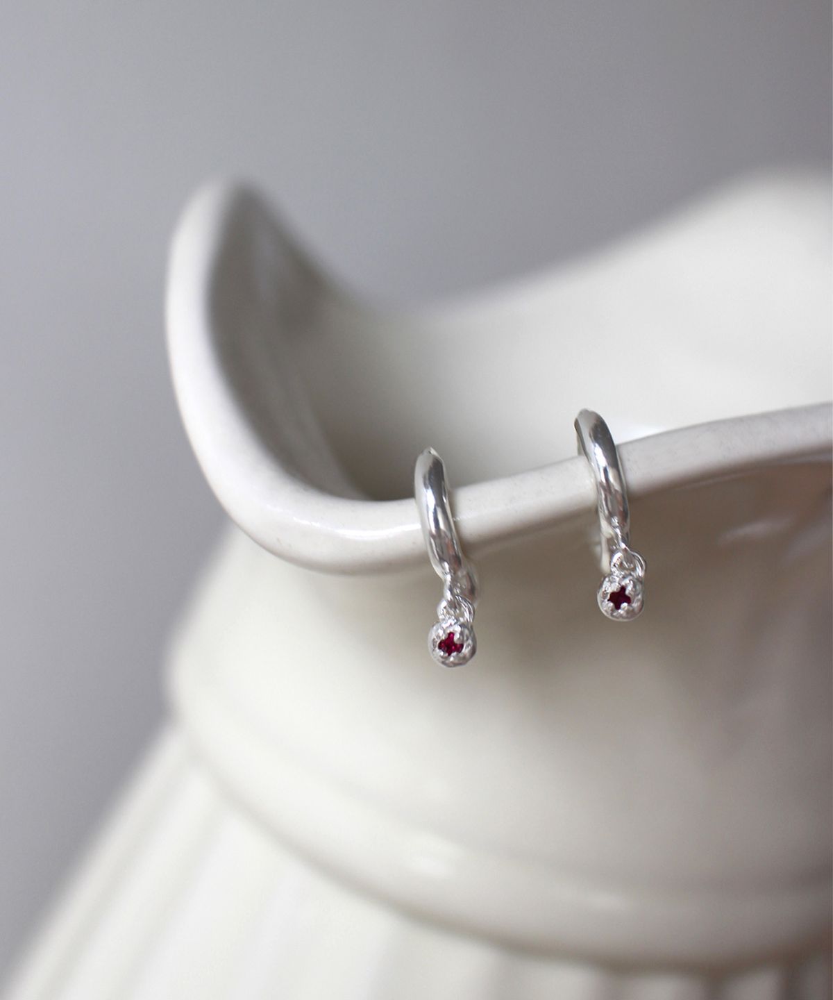 너울(NEOUL) Pebble Earring - Ruby
