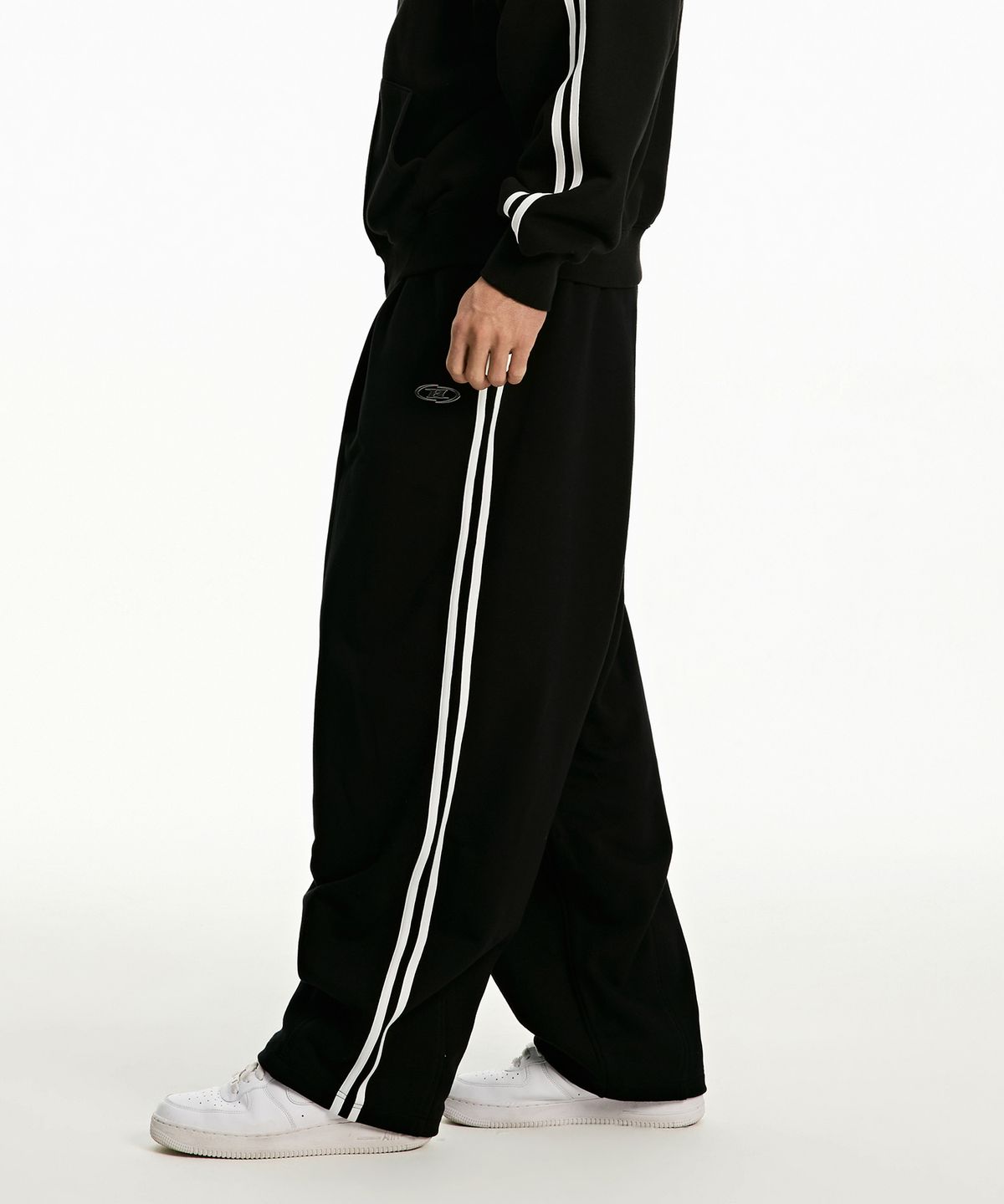 본투윈(BORN TO WIN) CHROME B TRACK LINE MAXI WIDE PANTS [BLACK]