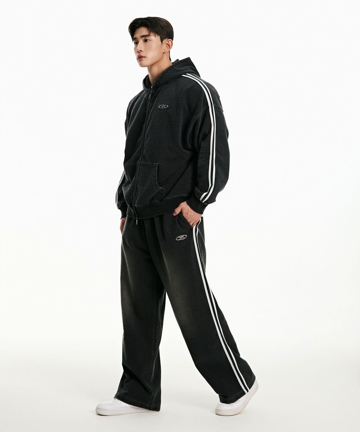 본투윈(BORN TO WIN) DENIM LIKE TRACK LINE SWEAT PANTS [BLACK DENIM]